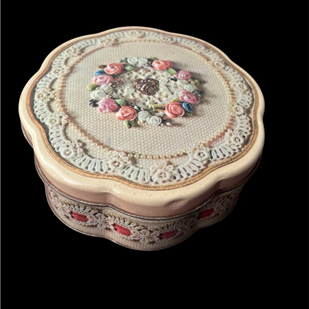 Vintage Avon Valentine's Day 1981 Tin, Beautiful  Collector Item Grandmacore